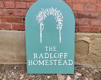 Custom Farmhouse Family Name Sign Personalized Homestead Sign with Arch and Botanical Design Outdoor Rustic Décor for Porch or Garden