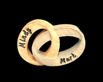 Custom Engraved Interlocking Wooden Rings – Personalized Couple Keepsake Décor with Black Lettering