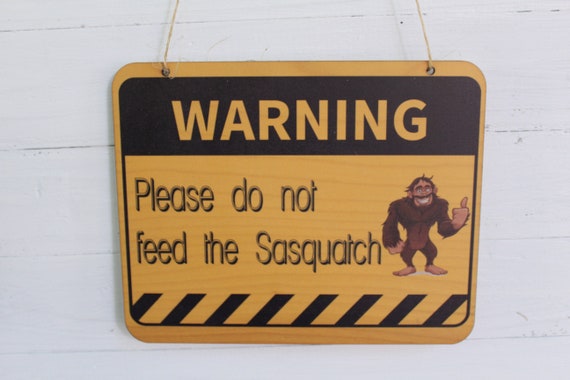 Warning Do Not Feed The Sasquatch Wood Sign Bigfoot Wall Hanging Decoration Décor Funny Kitchen Sign Joke Food Fat Hairy Guy Gag Gift