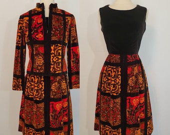 Könnte beinhalten: Zwei Vintage-Kleider auf Schaufensterpuppen. Eines ist ein zweiteiliges Set mit Jacke und Rock in einem Patchwork-Muster aus Orange, Rot und Braun. Das andere ist ein schwarzes ärmelloses Kleid mit passendem gemusterten Rock.
