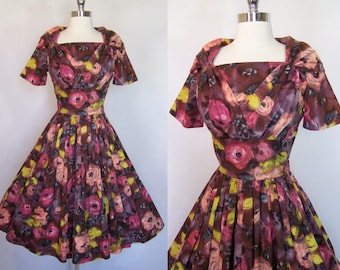 Precioso vestido de fiesta de jardín acampanado de algodón floral rosa de los años 50 S Pequeño 1950