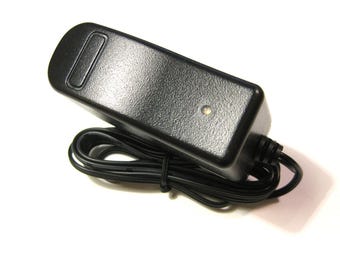 8.4v Battery Charger with Full Charge Indicator. Works with All Bike Light Sets Using 7.6-8.4v Battery Packs using 2.1mm 5.5mm Connectors
