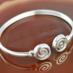 Spiralarmreif silber, Spiralarmreif, griechischer Armreif, Spiralarmreif, griechischer Schmuck, Jahrestagsgeschenk für Frau, Boho Armreif