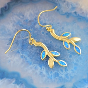 Pendientes de ópalo dorado con hoja de olivo, pendientes de rama de olivo, pendientes de hoja de olivo, pendientes de laurel con ópalo, pendientes de hoja de ópalo, regalo para dama de honor
