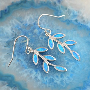 Pendientes de plata con ópalo y hoja de olivo, pendientes con ramita de olivo, pendientes de hoja de olivo, pendientes de laurel con ópalo, pendientes de hoja con ópalo, regalo para dama de honor