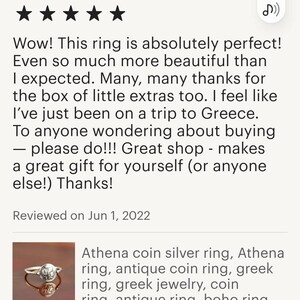 Puede incluir: Un anillo de plata con una moneda que presenta un dise&ntilde;o detallado. El anillo est&aacute; colocado sobre un fondo oscuro. El texto "Athena coin silver ring, Athena ring, antique coin ring, greek ring, greek jewelry, coin ring antique ring boho ring" es visible debajo del anillo.