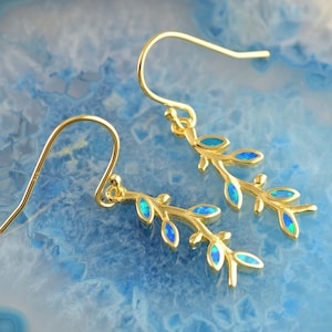 pendientes de hoja de olivo con ópalo dorado, pendientes de rama de olivo, pendientes de hoja de olivo, pendientes de laurel con ópalo, pendientes de hoja de ópalo, regalo de dama de honor