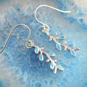 Pendientes de plata con ópalo y hoja de olivo, pendientes con ramita de olivo, pendientes de hoja de olivo, pendientes de laurel con ópalo, pendientes de hoja de ópalo, regalo de joyería para dama de honor