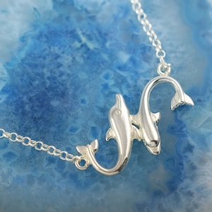 collier en argent dauphins, collier dauphin, collier océan, collier mer, collier grec, bijoux nautiques, bijoux océan, bijoux de plage