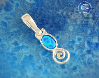 Könnte beinhalten: Ein silberner Anhänger mit einem blauen Opal-Edelstein und einem Spiraldesign. Der Anhänger liegt auf einem blauen Hintergrund.