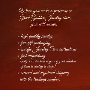 Puede incluir: Texto sobre un fondo rojo que dice: "Cuando realices una compra en la tienda de joyer&iacute;a Greek Goddess, recibir&aacute;s: + joyer&iacute;a de alta calidad + embalaje de regalo gratuito + instrucciones espec&iacute;ficas de cuidado de la joyer&iacute;a + env&iacute;o r&aacute;pido (solo 1-2 d&iacute;as h&aacute;biles - si tu selecci&oacute;n de art&iacute;culos est&aacute; en stock) + env&iacute;o seguro y registrado con el n&uacute;mero de seguimiento."