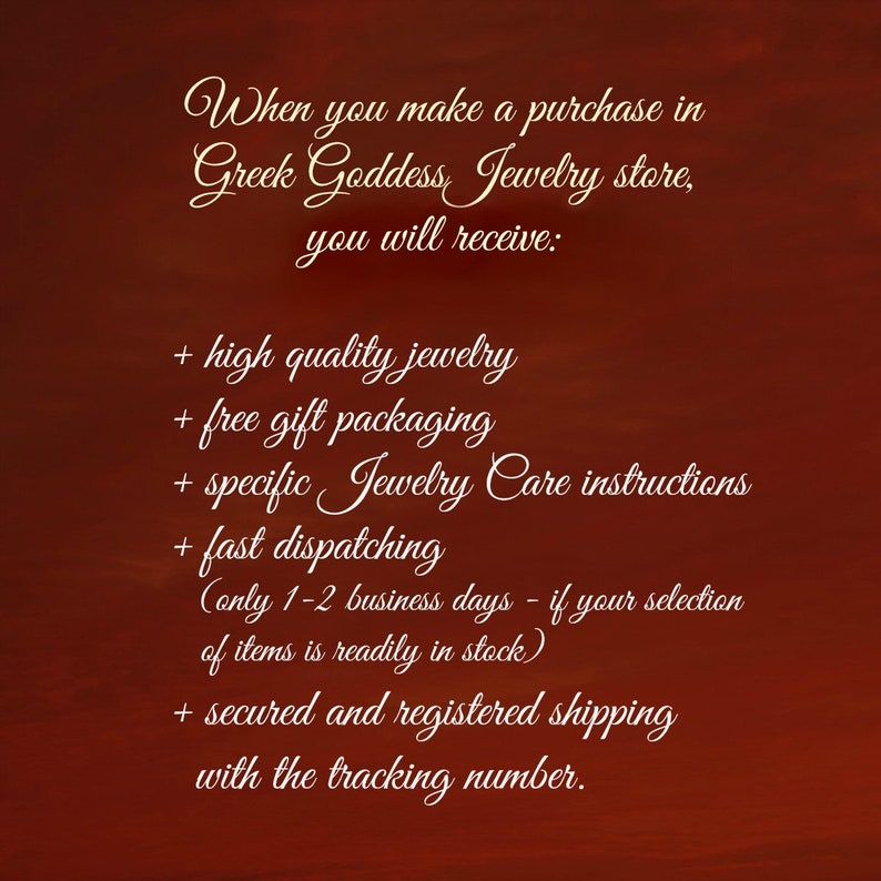 Puede incluir: Texto sobre un fondo rojo que dice: "Cuando realices una compra en la tienda de joyer&iacute;a Greek Goddess, recibir&aacute;s: + joyer&iacute;a de alta calidad + embalaje de regalo gratuito + instrucciones espec&iacute;ficas de cuidado de la joyer&iacute;a + env&iacute;o r&aacute;pido (solo 1-2 d&iacute;as h&aacute;biles - si tu selecci&oacute;n de art&iacute;culos est&aacute; en stock) + env&iacute;o seguro y registrado con el n&uacute;mero de seguimiento."