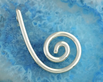 Puede incluir: Encanto de colgante de plata en forma de espiral, con un acabado liso y brillante. El encanto tiene forma de una sola espiral y tiene un bucle en la parte superior para sujetarlo a un collar o pulsera.