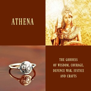 Puede incluir: Anillo de plata con un dise&ntilde;o redondo y detallado que representa a la diosa griega Atenea. El anillo est&aacute; sobre una superficie marr&oacute;n. El texto "ATHENA" est&aacute; en la esquina superior izquierda de la imagen. El texto "THE GODDESS OF WISDOM, COURAGE, DEFENCE WAR, JUSTICE AND CRAFTS" est&aacute; en la esquina inferior derecha de la imagen.