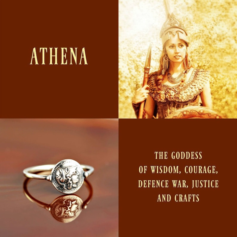 Puede incluir: Anillo de plata con un dise&ntilde;o redondo y detallado que representa a la diosa griega Atenea. El anillo est&aacute; sobre una superficie marr&oacute;n. El texto "ATHENA" est&aacute; en la esquina superior izquierda de la imagen. El texto "THE GODDESS OF WISDOM, COURAGE, DEFENCE WAR, JUSTICE AND CRAFTS" est&aacute; en la esquina inferior derecha de la imagen.