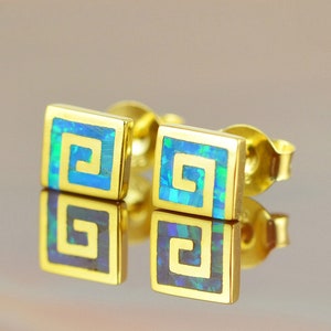 Griekse sleutel blauwe opaal gouden stud oorbellen, Griekse sleutel oorbellen, opaal oorbellen, opaal studs, Griekse oorbellen, sierlijke studs, delicate studs