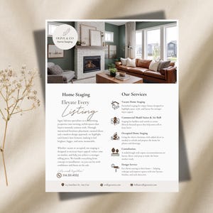 Peut inclure: Flyer publicitaire pour Olive & Co. Home Staging, présentant un salon aménagé avec un canapé en cuir, une cheminée et de grandes fenêtres. Le flyer détaille les services d'aménagement intérieur et les coordonnées.