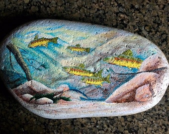 Trucha dorada, arroyo turquesa - Pintada en la roca del río