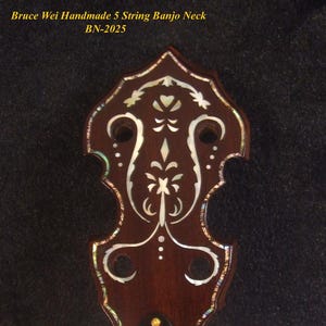 Puede incluir: Primer plano de un mástil de banjo de 5 cuerdas hecho a mano. La madera marrón oscuro está incrustada con un diseño decorativo de nácar. El texto "Bruce Wei Handmade 5 String Banjo Neck BN-2025" está en la parte superior.