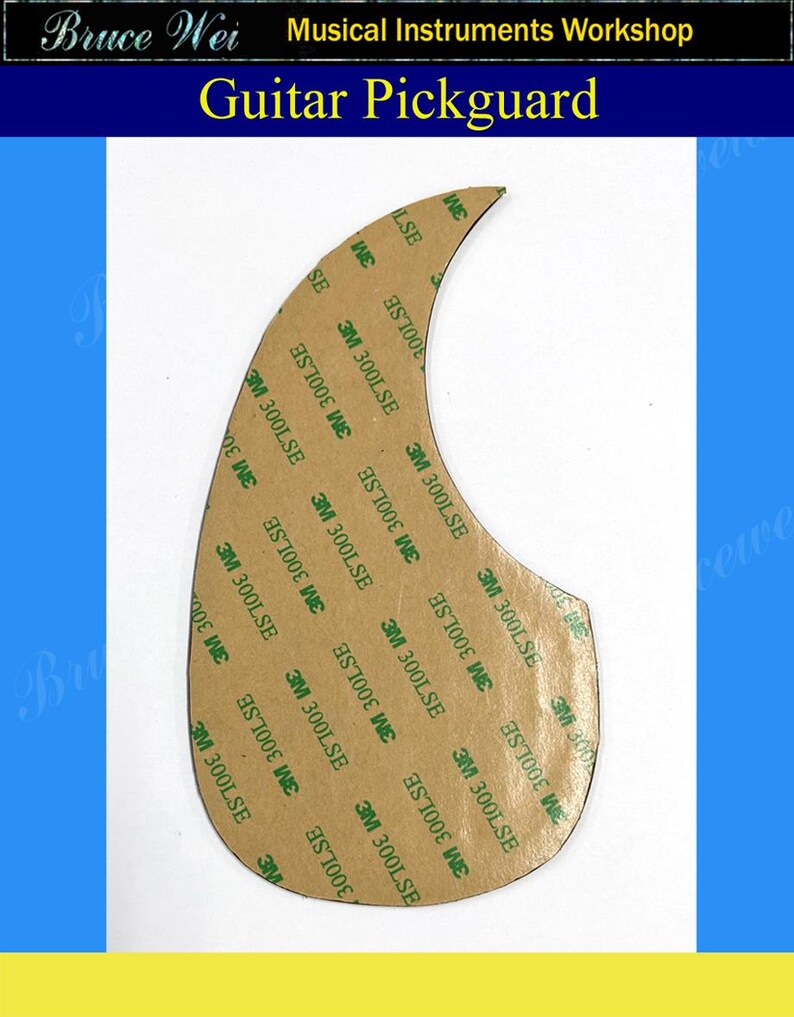 Puede incluir: Un golpeador de guitarra marr&oacute;n con forma de media luna y respaldo adhesivo. El respaldo adhesivo est&aacute; cubierto con cinta adhesiva verde 3M 300LSE.