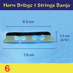Puede incluir: Un puente de banjo de 5 cuerdas hecho de madera marrón claro con detalles negros. Mide 6,3 cm de largo y 1,4 cm de alto. El puente tiene cinco ranuras para las cuerdas y está etiquetado con el número "6".