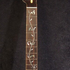 Puede incluir: Un letrero de madera hecho a mano con la palabra "Welcome" en una fuente juguetona. El letrero pintado de blanco tiene un acabado envejecido y un peque&ntilde;o coraz&oacute;n decorativo. Para uso interior o exterior.