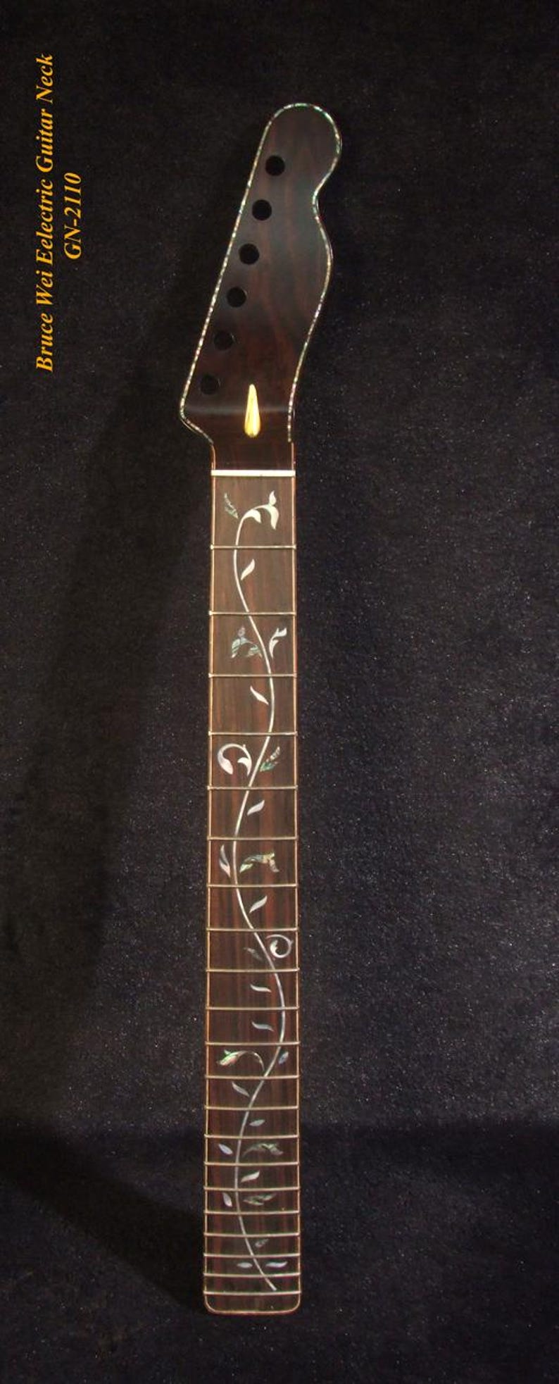 Puede incluir: Un letrero de madera hecho a mano con la palabra "Welcome" en una fuente juguetona. El letrero pintado de blanco tiene un acabado envejecido y un peque&ntilde;o coraz&oacute;n decorativo. Para uso interior o exterior.