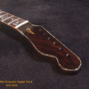 Puede incluir: Primer plano de un m&aacute;stil de guitarra el&eacute;ctrica marr&oacute;n oscuro con incrustaciones decorativas en el diapas&oacute;n. El clavijero presenta orificios para clavijas y un acento dorado. El texto "Bruce Wei Electric Guitar Neck GN-2110" es visible.