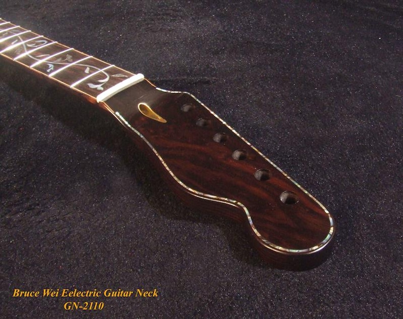 Puede incluir: Primer plano de un m&aacute;stil de guitarra el&eacute;ctrica marr&oacute;n oscuro con incrustaciones decorativas en el diapas&oacute;n. El clavijero presenta orificios para clavijas y un acento dorado. El texto "Bruce Wei Electric Guitar Neck GN-2110" es visible.