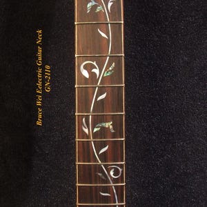 Puede incluir: Primer plano de un m&aacute;stil de guitarra con acabado en madera oscura. El diapas&oacute;n presenta dise&ntilde;os florales incrustados de n&aacute;car y abul&oacute;n. El texto "Bruce Wei Eelectric Guitar Neck GN-2110" est&aacute; impreso en el lateral.