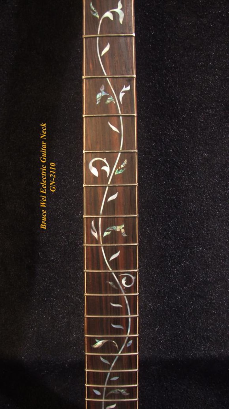 Puede incluir: Primer plano de un m&aacute;stil de guitarra con acabado en madera oscura. El diapas&oacute;n presenta dise&ntilde;os florales incrustados de n&aacute;car y abul&oacute;n. El texto "Bruce Wei Eelectric Guitar Neck GN-2110" est&aacute; impreso en el lateral.