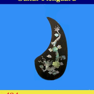 Może przedstawiać: Czarny pickguard do gitary z motywem smoka. Pickguard ma kształt półksiężyca i jest ozdobiony srebrnym smokiem, chmurami i iryzującymi akcentami. U góry znajduje się napis "Guitar Pickguard".