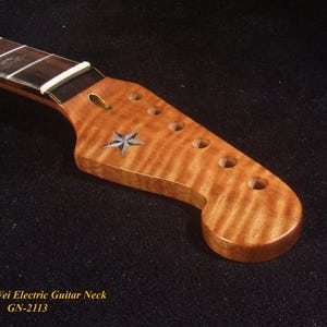 Op de afbeelding: Close-up van een esdoorn elektrische gitaarhals met een donkere toets. De kop heeft een sterinleg en gaten voor de stemknoppen. De houtnerf heeft een warme, roodbruine tint. Tekst: "Bruce Wei Electric Guitar Neck GN-2113".