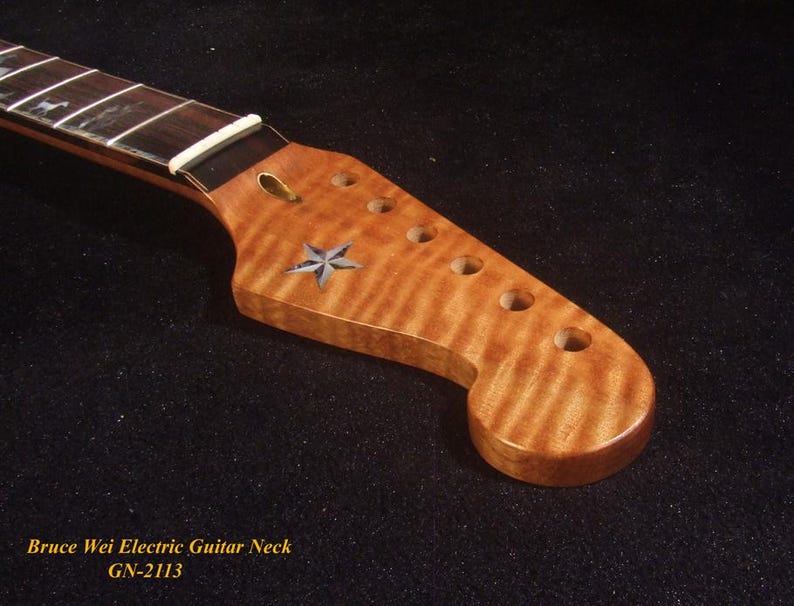Op de afbeelding: Close-up van een esdoorn elektrische gitaarhals met een donkere toets. De kop heeft een sterinleg en gaten voor de stemknoppen. De houtnerf heeft een warme, roodbruine tint. Tekst: "Bruce Wei Electric Guitar Neck GN-2113".