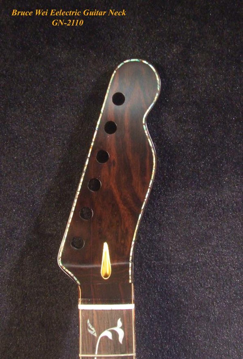 Puede incluir: Primer plano de un m&aacute;stil de guitarra el&eacute;ctrica marr&oacute;n oscuro con incrustaciones decorativas alrededor de los bordes y un dise&ntilde;o floral. El clavijero tiene cuatro agujeros circulares. Texto: "Bruce Wei Electric Guitar Neck GN-2110".