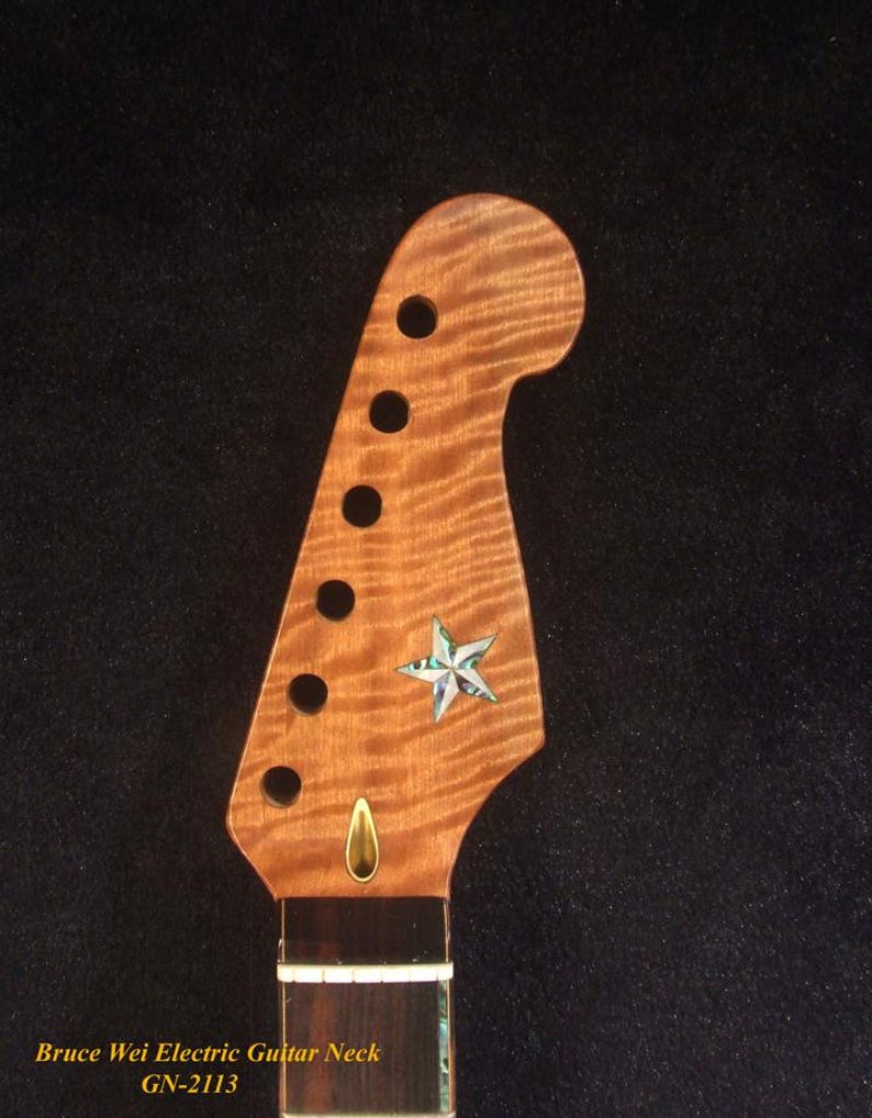 Op de afbeelding: Close-up van een houten elektrische gitaarhals met een sterinleg. De hals heeft een lichtbruin, golvend houtnerfpatroon. De kop heeft zes ronde gaten en een decoratieve ster. De tekst "Bruce Wei Electric Guitar Neck GN-2113" is zichtbaar.