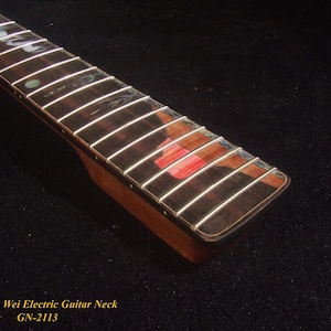 Op de afbeelding: Close-up van een gitaarhals met zilveren frets en een donkere toets. De hals heeft een roodbruine tint en is naar rechtsonder gekanteld. De tekst "Bruce Wei Electric Guitar Neck GN-2113" is onderaan zichtbaar.