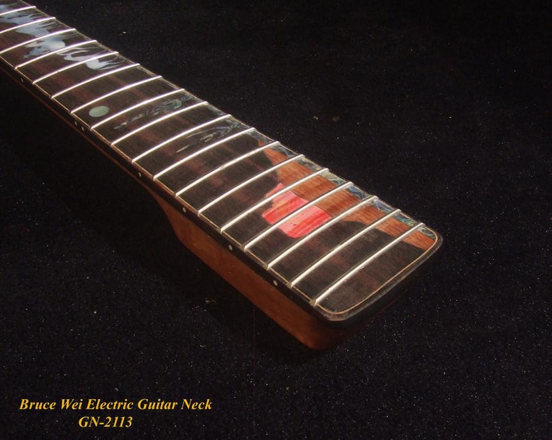 Op de afbeelding: Close-up van een gitaarhals met zilveren frets en een donkere toets. De hals heeft een roodbruine tint en is naar rechtsonder gekanteld. De tekst "Bruce Wei Electric Guitar Neck GN-2113" is onderaan zichtbaar.