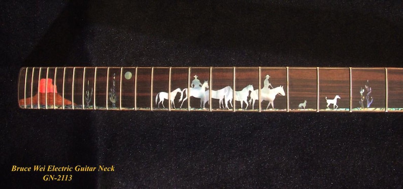 Op de afbeelding: Elektrische gitaarhals met een woestijnsc&egrave;ne-inleg. De inleg bevat een rode hoed, cactussen, cowboys te paard en honden. De toets is donkerbruin met witte inlays en gouden frets. De tekst "Bruce Wei Electric Guitar Neck GN-2113" staat onderaan.