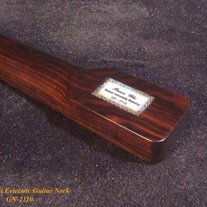 Puede incluir: Un juego de tres tazas de cer&aacute;mica con acabado mate moteado. Las tazas son de color crema, gris claro y gris oscuro. Cada taza tiene un dise&ntilde;o simple y minimalista.