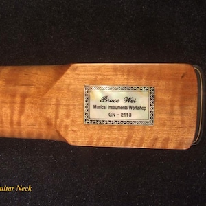 Op de afbeelding: Een witte keramische mok met een zwarte handgreep en de tekst "But First, Coffee" in handschriftstijl. De mok staat op een wit oppervlak. De mok is ongeveer 10 cm hoog.