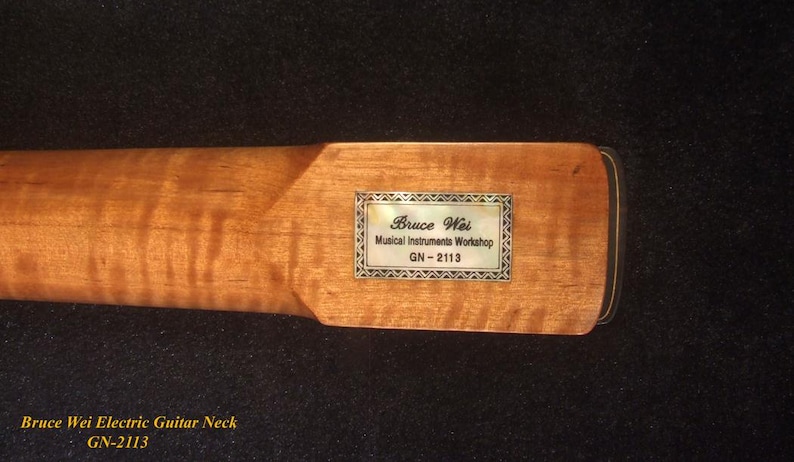 Op de afbeelding: Een witte keramische mok met een zwarte handgreep en de tekst "But First, Coffee" in handschriftstijl. De mok staat op een wit oppervlak. De mok is ongeveer 10 cm hoog.