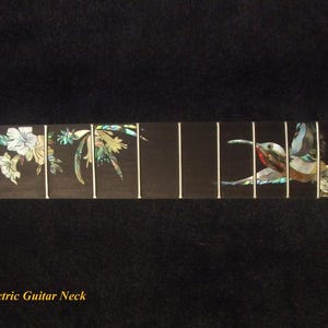 Könnte beinhalten: Hals einer elektrischen Gitarre aus dunklem Holz mit eingelegten floralen und Kolibri-Designs aus Perlmutt. Der Hals hat weiße Bünde und den Text "Bruce Wei Left-handed Electric Guitar Neck GN-2094".