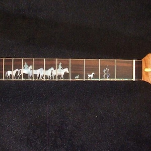 Op de afbeelding: Een rustiek houten bord met de tekst "Welcome to our home" in witte letters. Het bord heeft een verweerde afwerking en een eenvoudig, uitnodigend ontwerp, perfect voor voordeurdecoratie.