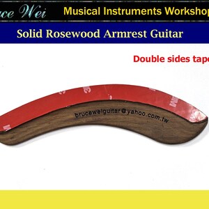 K&ouml;nnte beinhalten: Ein gebogener Armlehnen-Rohling aus Palisanderholz f&uuml;r eine Gitarre mit beidseitigem Klebeband. Der Text "brucewelguitar@yahoo.com.tw" ist auf die Armlehne gedruckt.