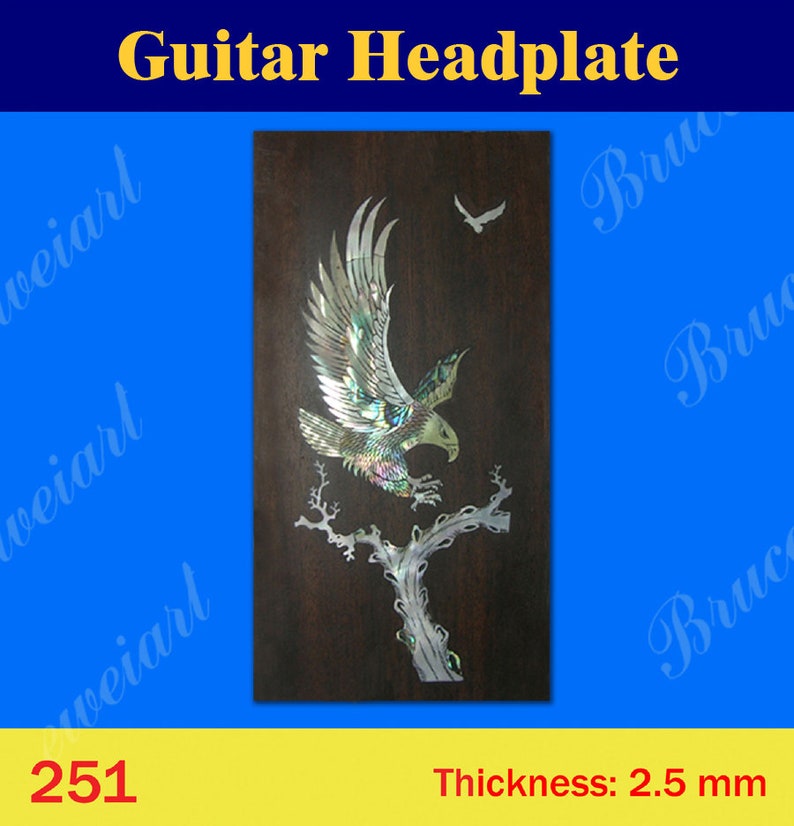 Op de afbeelding: Een gitaar-kop plaat met een inleg van een parelmoeren adelaar in vlucht, gepercht op een tak. De kop plaat is gemaakt van donker hout en heeft een dikte van 2,5 mm.