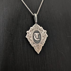 Halsband i sterlingsilver med gotiskt initialmonogram och hänge
