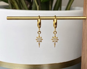 Gouden Starburst Huggie-oorbellen: CZ Pave Charm-ringen
