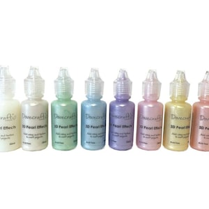 Puede incluir: Ocho botellas de pintura Dovecraft 3D Pearl Effects en varios colores iridiscentes. Cada botella es de 20 ml y sin &aacute;cido.