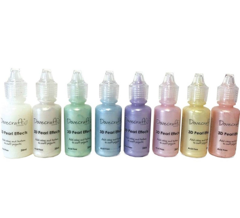 Puede incluir: Ocho botellas de pintura Dovecraft 3D Pearl Effects en varios colores iridiscentes. Cada botella es de 20 ml y sin &aacute;cido.